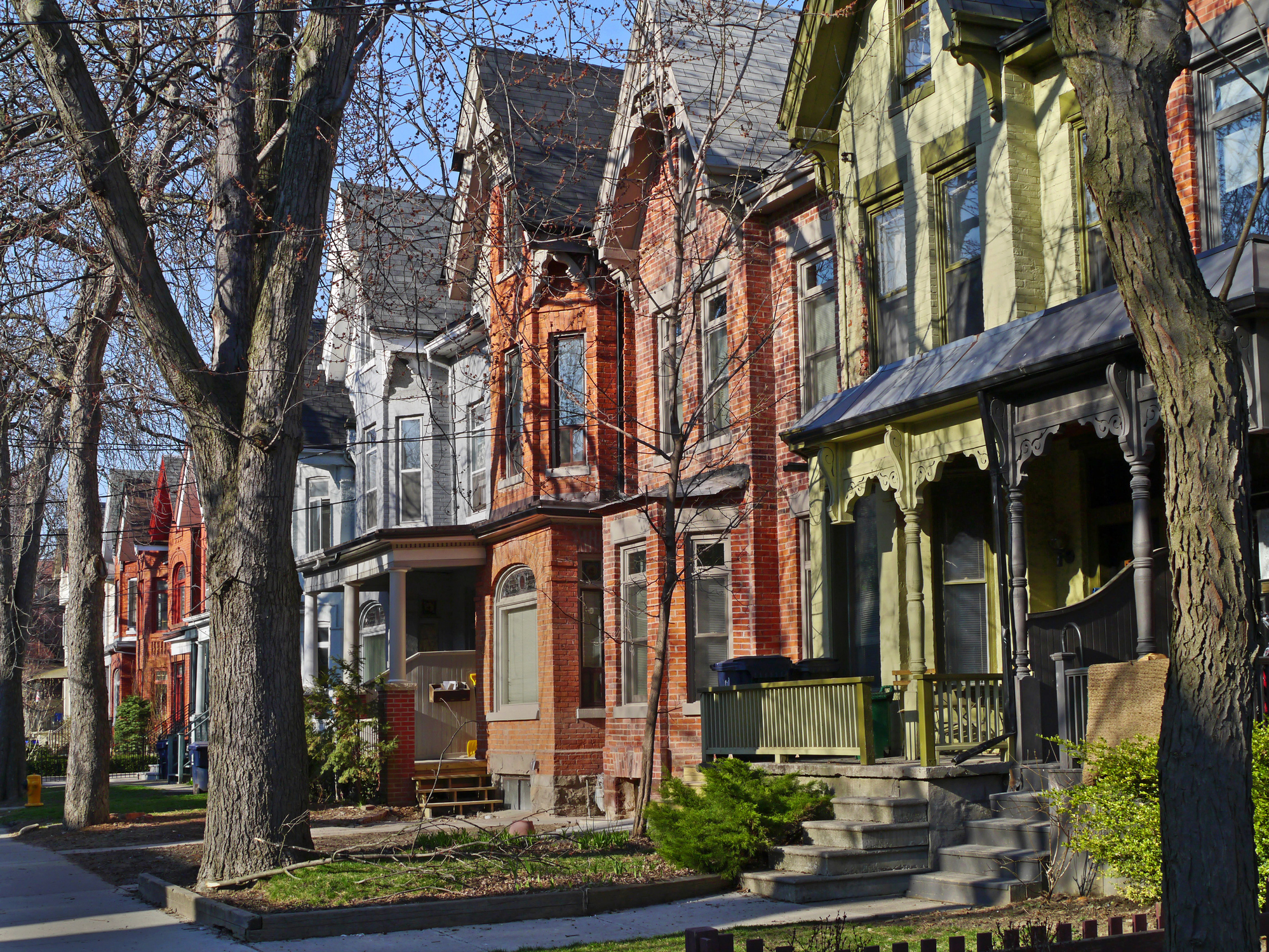 Строка домов. Canada neighborhoods. The most beautiful neighborhoods in Toronto to Live. Toronto House moving. The most beautiful neighborhoods in Toronto to Live next to the ;ake.